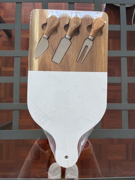 Tabua de frios em madeira e pedra