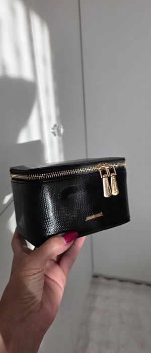 Szkatułka na biżuterię z welurowym wnętrzem