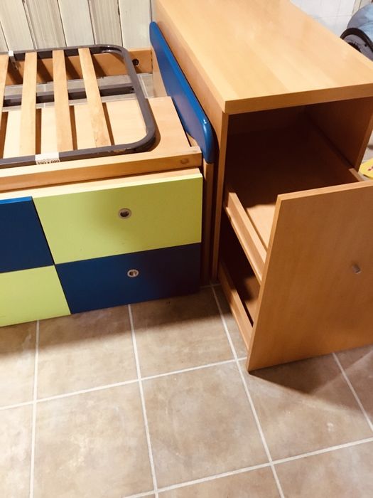 Cama com gavetas e móvel com arrumação