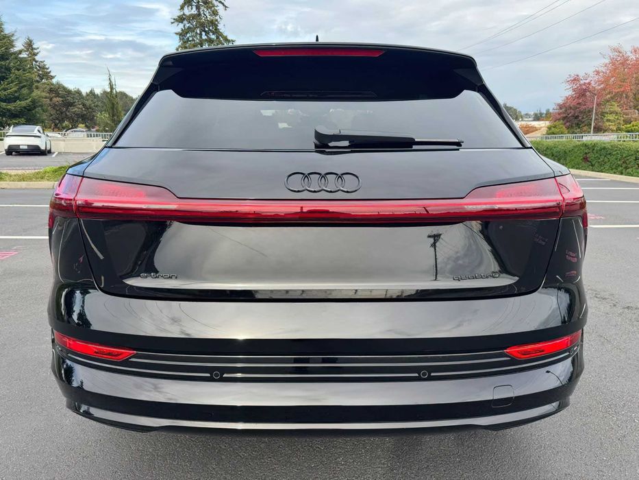 Audi e-tron Premium      2021