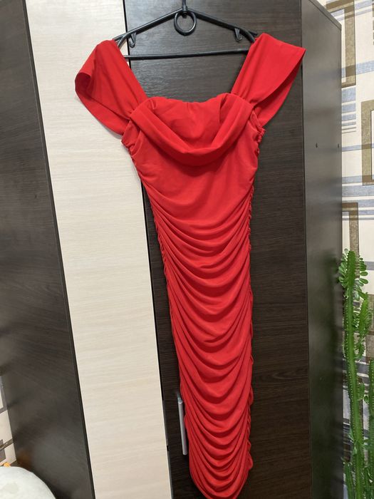 Червона, неймовірна сукня, легка.