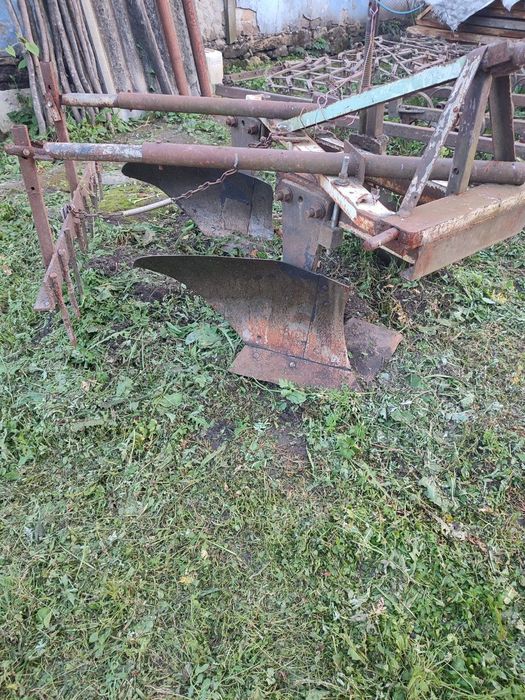 Плуг двохкорпусний та культиватор