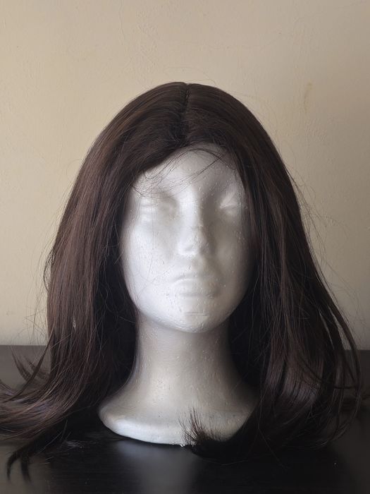 Peruca realista castanha feminina