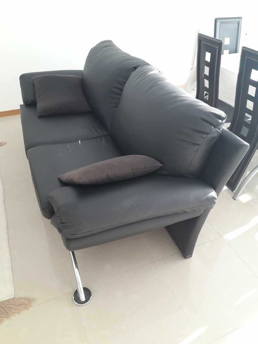 Sofá preto 3 lugares