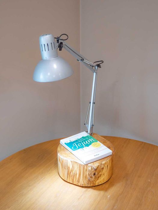 Candeeiro com base madeira (artigo único de decoração)