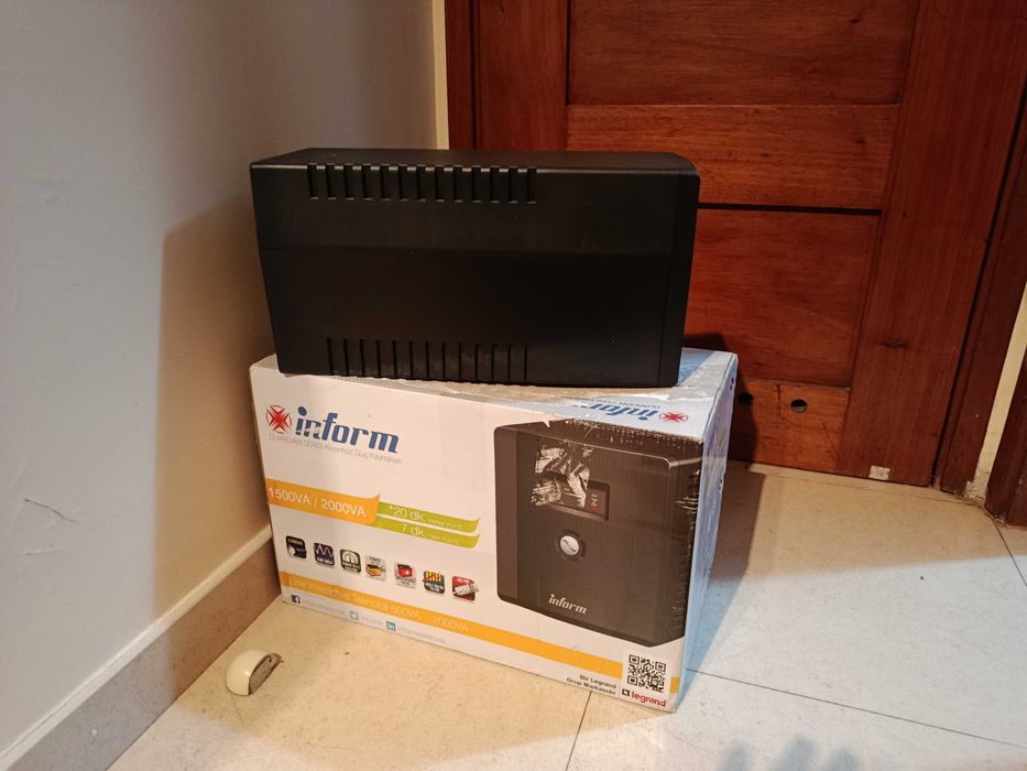 UPS de 3000 VA e 2500