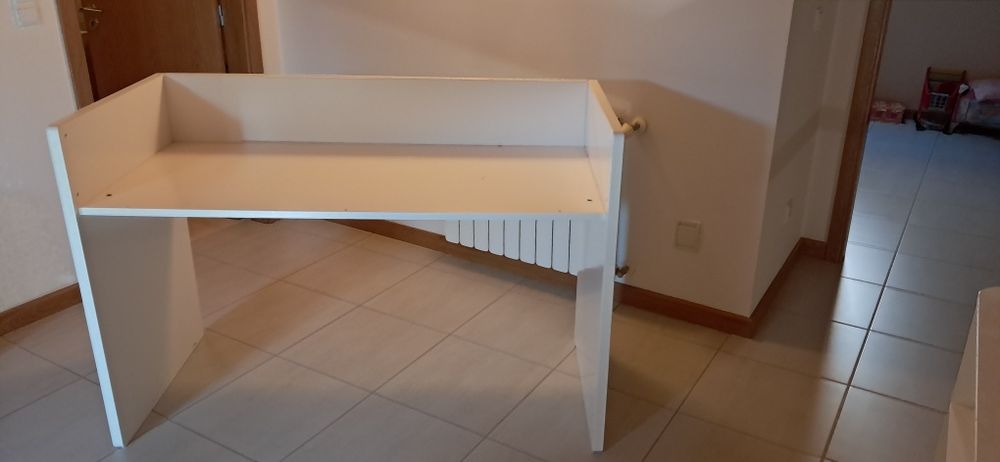 Secretária e prateleira