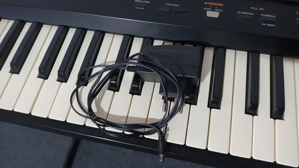 Teclado Roland E-14