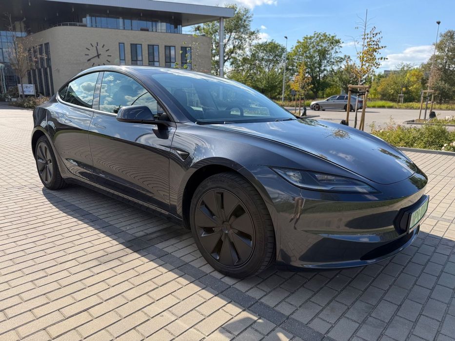 Tesla Model 3 Tesla Model 3-Dual Motor