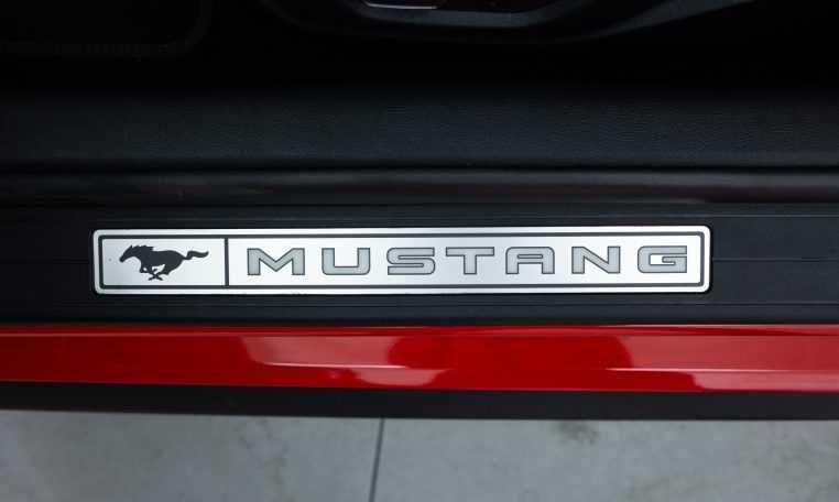 Оригинальные пороги с подсветкой, накладки Ford Mustang 2015-2023