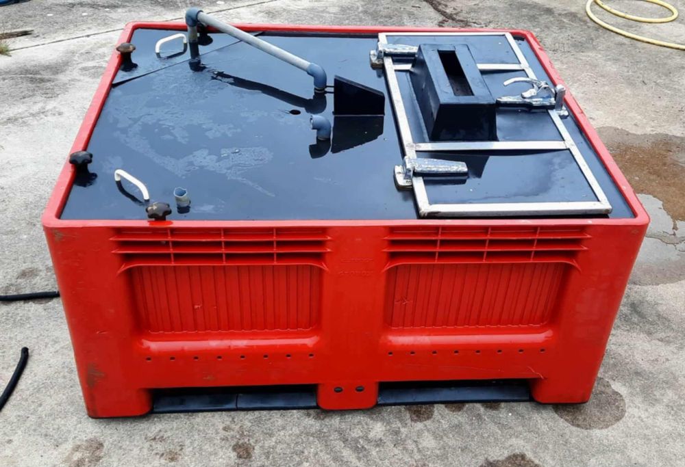 Tanque/viveiro GEOBOX para peixe/crustáceos com bombas elétricas porta