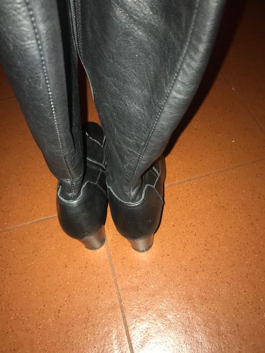 Vendo botas em pele muito pouco usadas