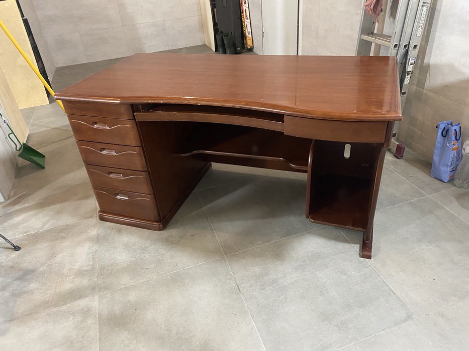 Письмовий стіл з натурального дерева