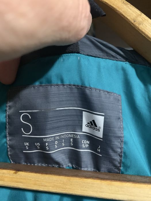 Продам безрукавку adidas.