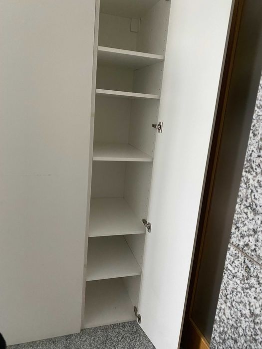 Armários Brancos com Portas