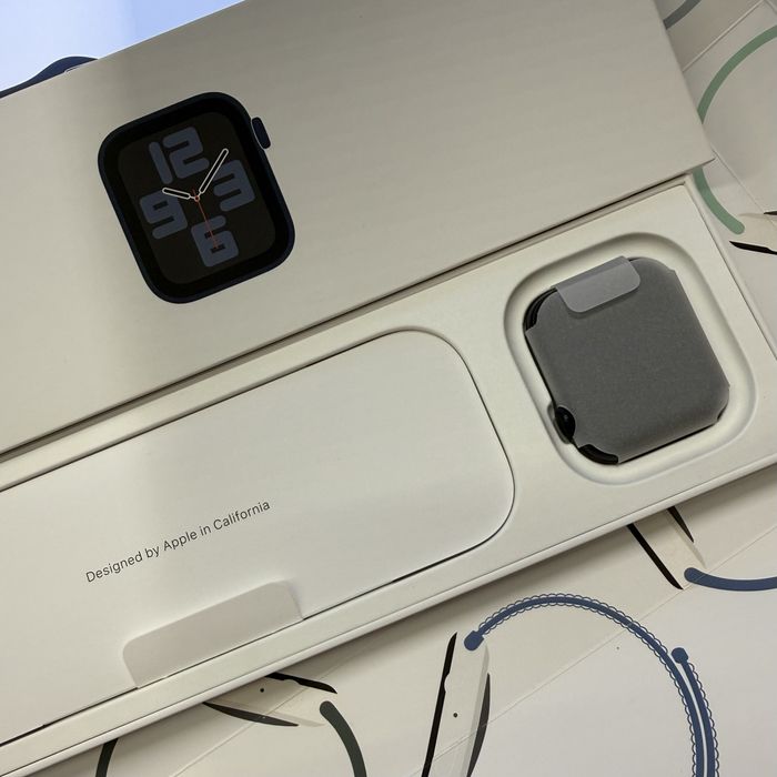 Apple Watch SE GPS 44mm (2024, Gen 2) - Alumínio meia-noite - Bracelete Desportiva meia-noite tamanho M/L - com fatura e garantia