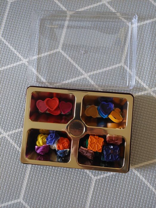 Zestaw 24 unikalnych kredek świecowych – Serca, Róże i Prezenty