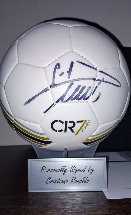 Bola autografada por Cristiano Ronaldo.