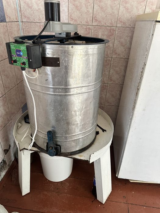 Медогонка на 3 рамки з електроприводом
