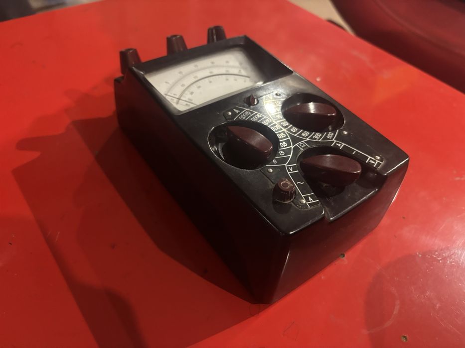 Miernik analogowy UM-3 z 1969 – legenda PRL, działa… prawie w całości