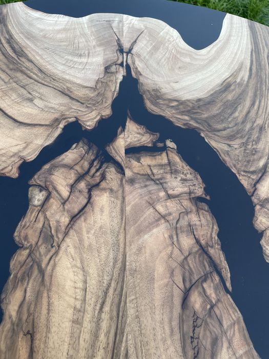 Стіл з горіха в стилі лофт з епоксидною смолою