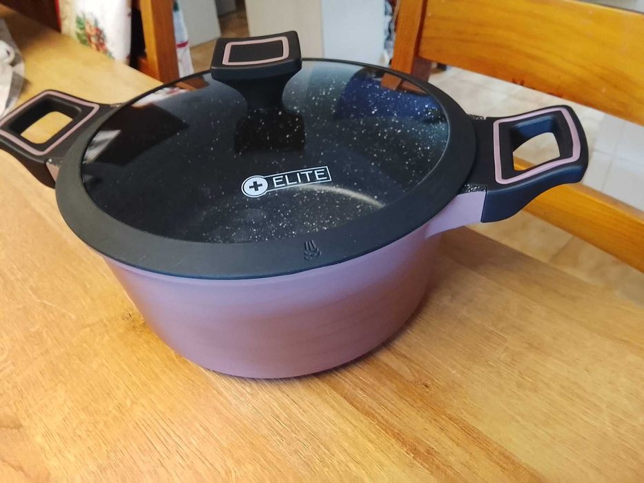Super promoção na compra de um conjunto de panelas os utensílios de cozinha são oferta.