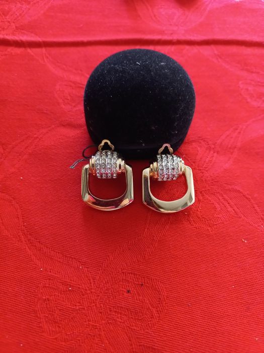 Conjunto de brincos dourados com brilhantes  marca Shock