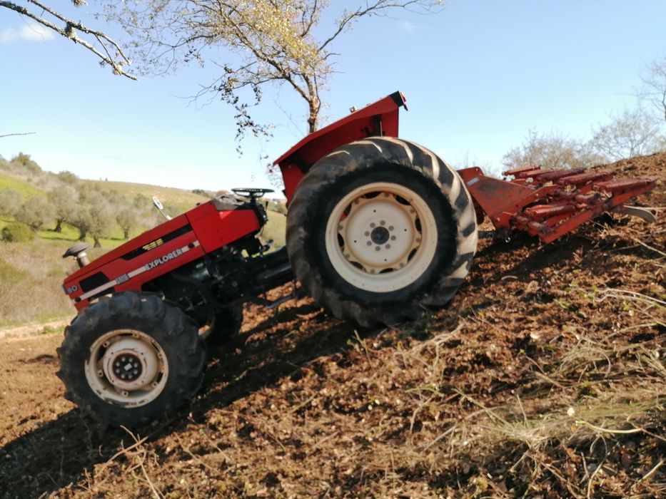 Serviços Retro-escavadora com rachador e trator agrícola.