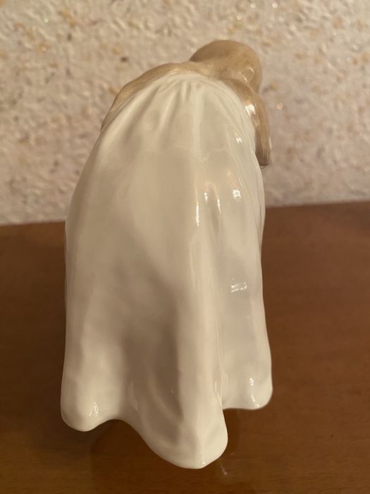 Девочка с куклой в коляске. Meissen.