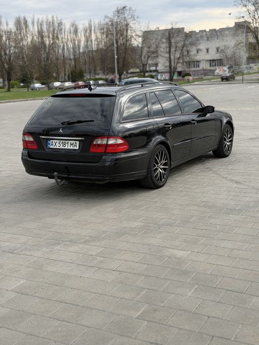 Mercedes-  Benz 211