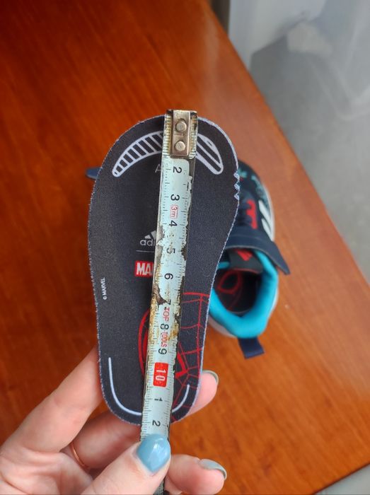 Оригинальные кроссовки adidas marvel