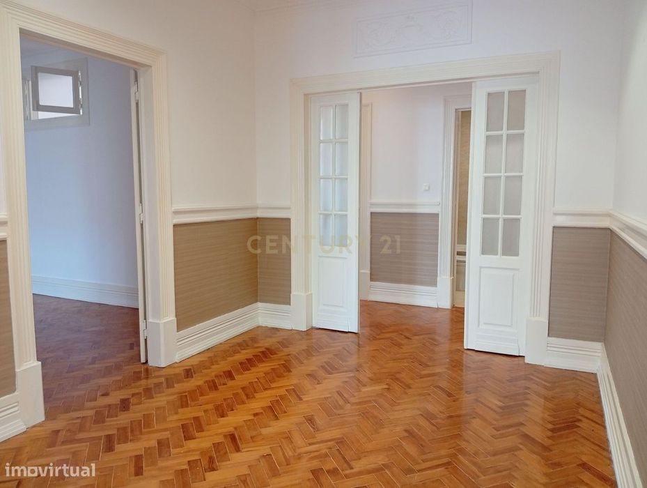 Located in the Blue Neighborhood, next to the Metro and El Corte Inglês/Fundação Gulbenkian