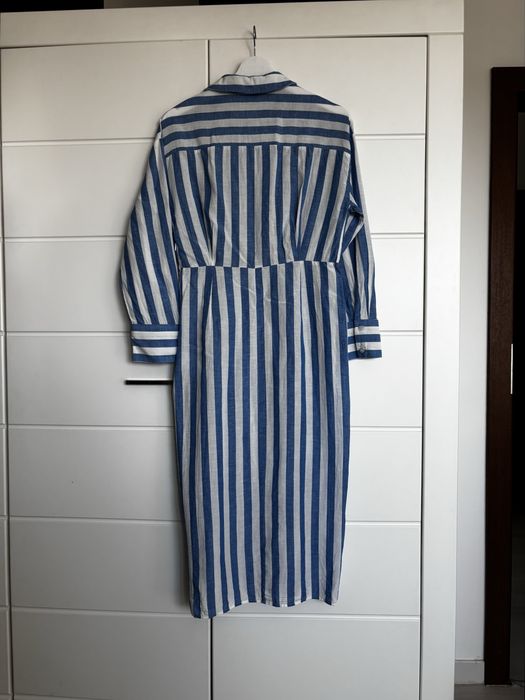 Niebiesko biała sukienka midi w pionowe paski Reserved 38