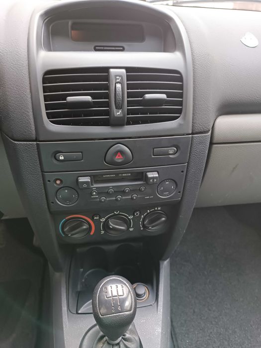 Renault Clio 1.2 Gasolina (Junho 2003) – 5 Portas – Cinzento