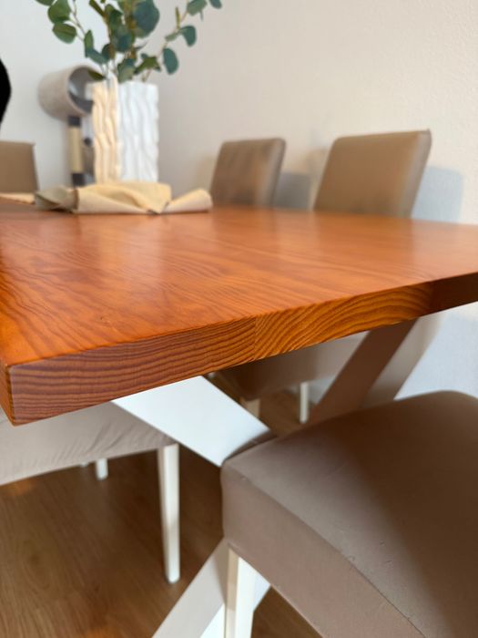 Mesa de madeira e 6 cadeiras