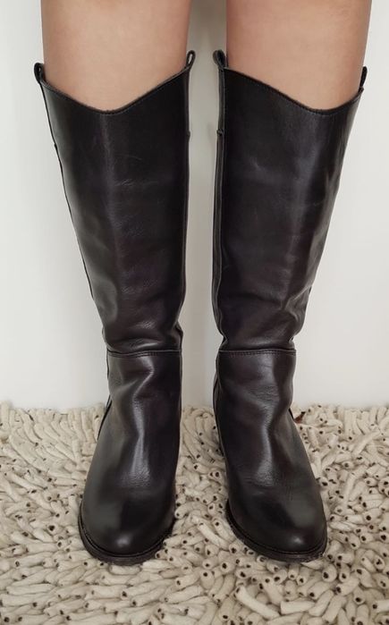 Botas em pele tamanho 40