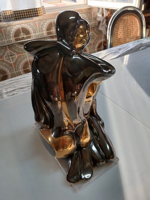 Estátua GALO de casal abracado da marca galos