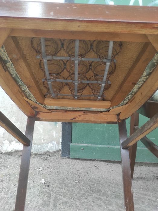 Krzesła na sprężynach okres PRL Cena za 3 sztuki