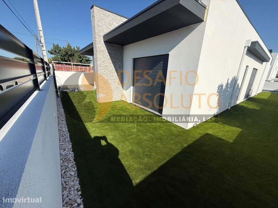Moradia Isolada T4 (2 Suites) c/ Piscina e Jardim. Fernão Ferro