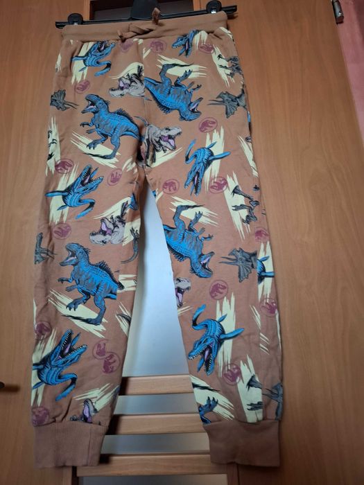 Spodnie dresy dinozaury Jurassic World Sinsay jak nowe 134cm 8-9 lat