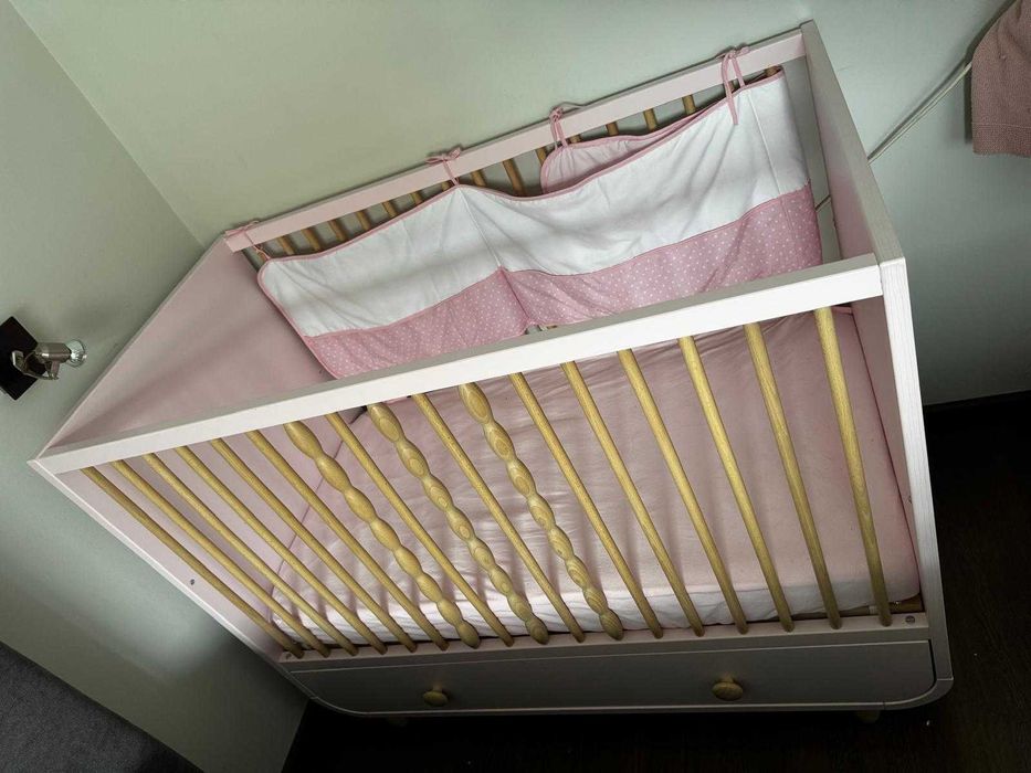 Berço IKEA MYLLRA cor de rosa + Colchão JÄTTETRÖTT