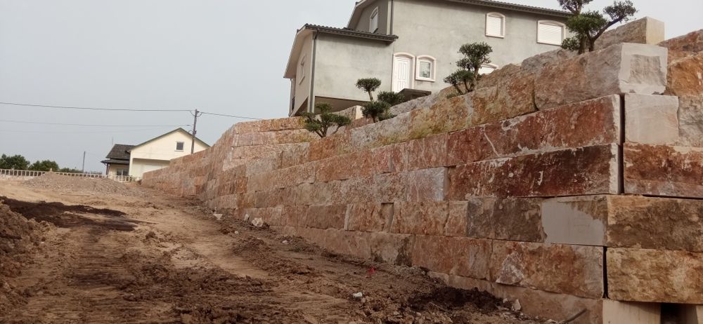 Muros pedra rústica de suporte de terra