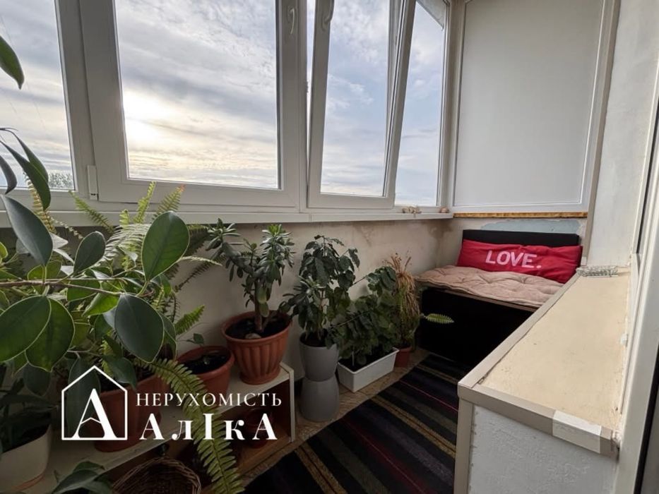 Продам велику 2-кімнатну квартиру