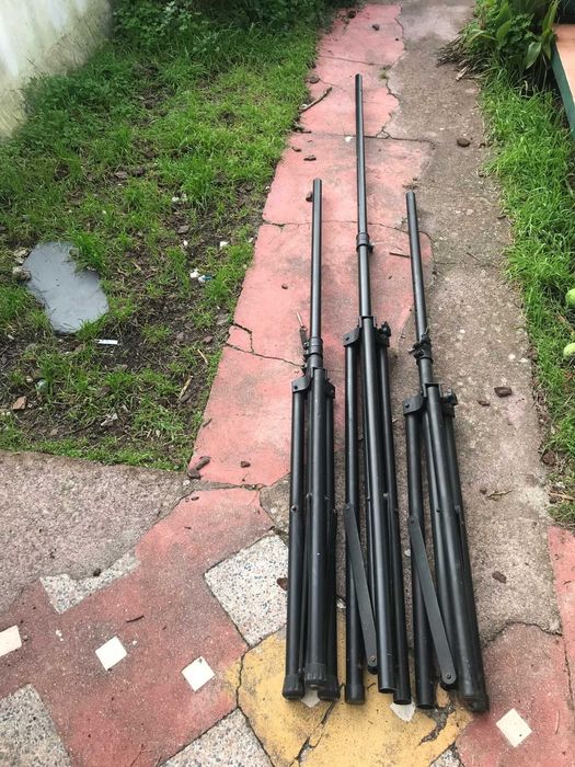 Tripés para colunas de som, 3 a venda e um para colocar luzes etc.