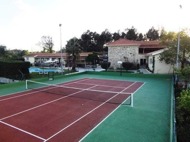 Turismo Rural no Minho, quinta com 8 quartos, piscinas e ténis em 10 m