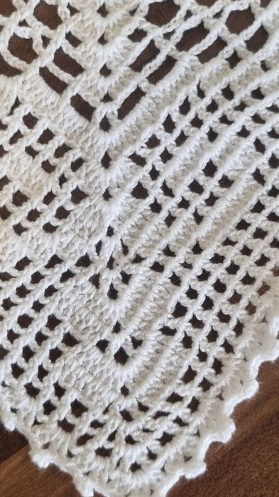 Toalha de mesa em crochê com aplicações em linho feita a mão