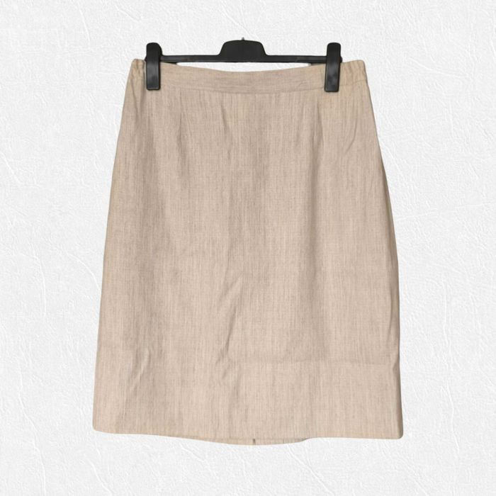 Jasnobeżowa spódnica przed kolano