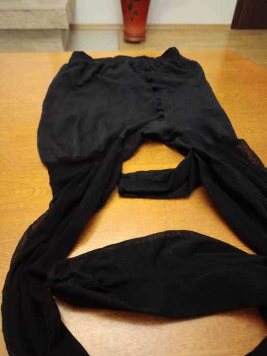 Używane czarne rajstopy modelujące.