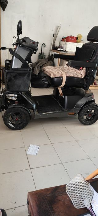 Vendo scooter de 4 rodas nova
