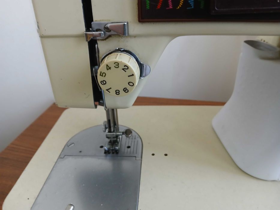 Maquina costura com móvel